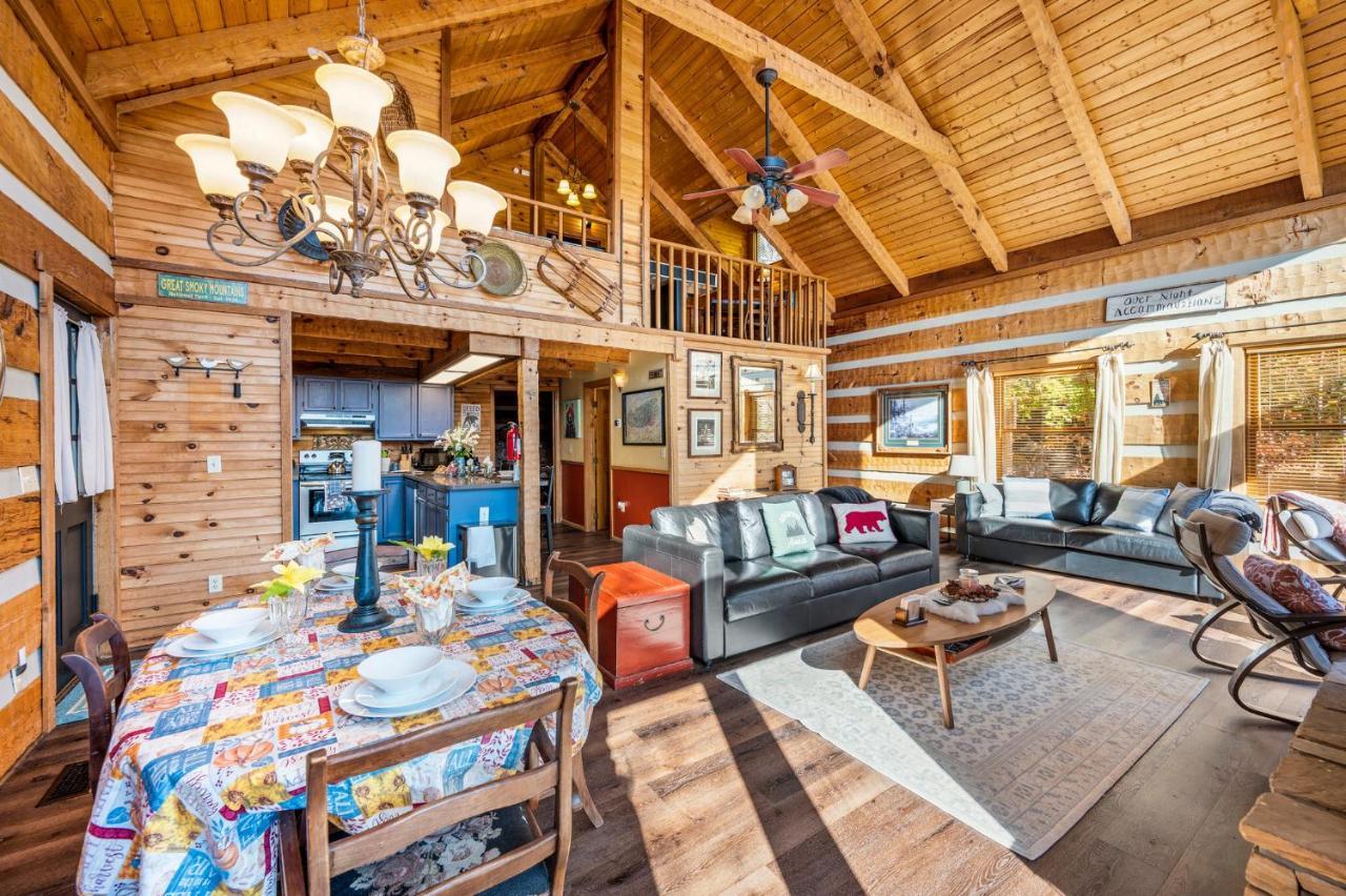 Barenberg Cabin - Secluded Unobstructed Panoramic Smoky Mountains View With Two Master Suites, Loft Game Room, And Hot Tub 蓋特林堡 外观 照片